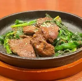【鉄板でお届け】スタミナ抜群!素材の鮮度と旨味が際立つ「鉄板国産レバニラ炒め」
