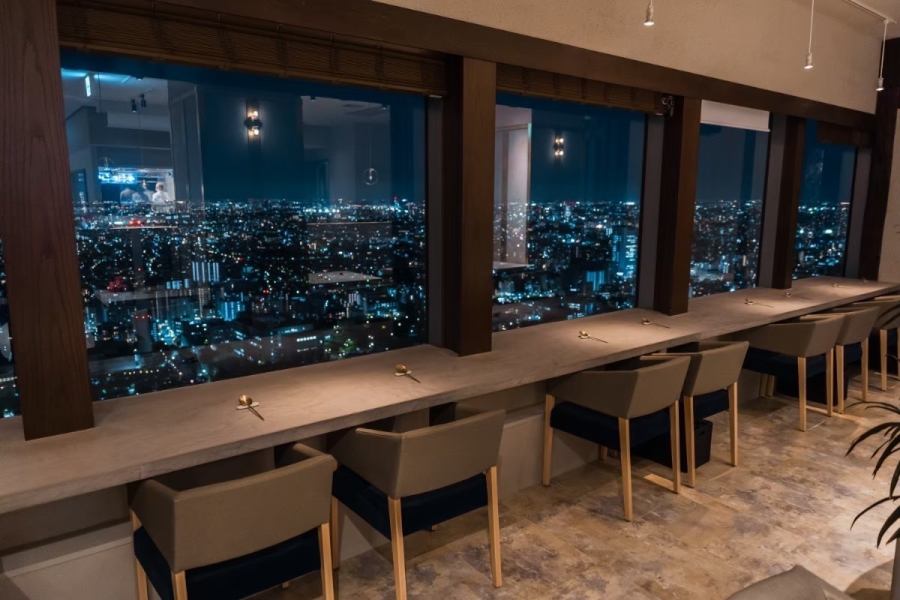 恵比寿ガーデンプレイス39階にある当店。高層階からの絶景を眺めながらお食事ができる特別席がございます。オシャレな雰囲気溢れる空間は、誕生日や記念日、デートなど、大切な方とのお食事の場にピッタリ♪女子会やご家族でのお食事にもご利用いただけます◎ランチも営業しておりますので、お気軽にお立ち寄りください☆