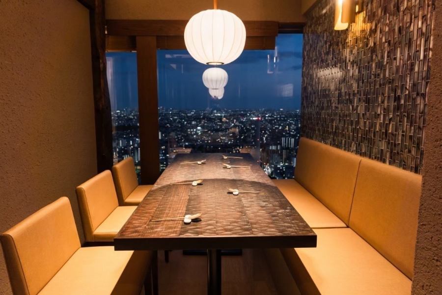 洗練された大人のための寛ぎ空間。お店に入ると一気にリラックスできる雰囲気が広がります。都心を一望できるカウンターやデートにぴったりの個室もご用意。親しみやすいスタッフが笑顔でおもてなしいたします。毎日食べても飽きのこない本場の味わいを存分にご堪能いただけます。ぜひ、特別なひとときをお過ごしください♪