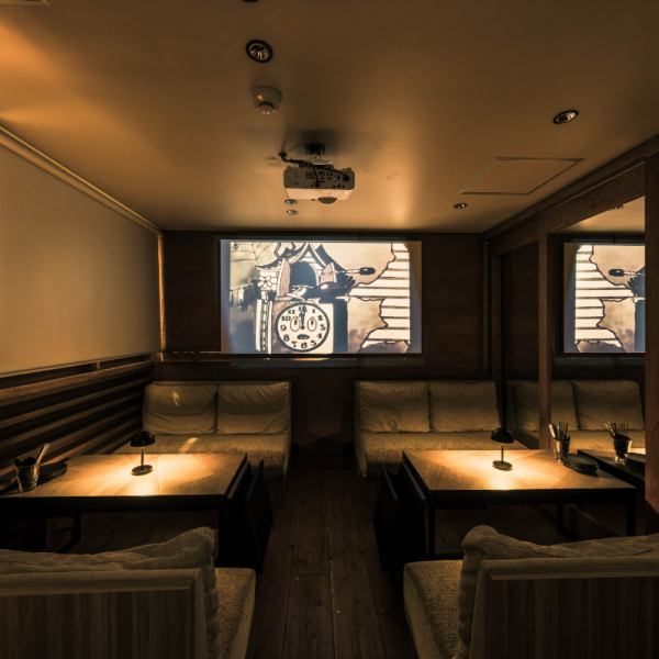 【三宮駅徒歩1分×ソファー席完備●】三宮の喧騒を離れた隠れ家のような癒し空間♪間接照明が照らすソファ席で、ゆったり寛ぎながらワインを片手に語らう夜を!デートや女子会、二次会にも人気の雰囲気抜群スポット。おしゃれに過ごしたい夜にぴったりです♪食べ放題や飲み放題プランもご用意で宴会にも最適◎