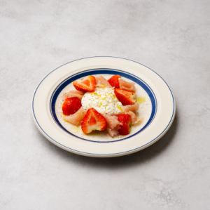 ブッラータチーズと季節フルーツのカプレーゼ