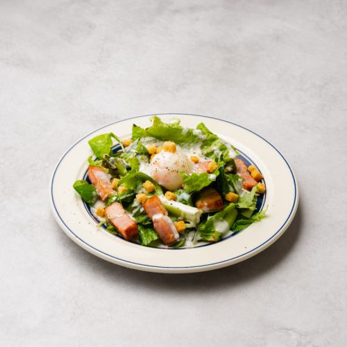 ロメインレタスとベーコンのシーザーサラダ