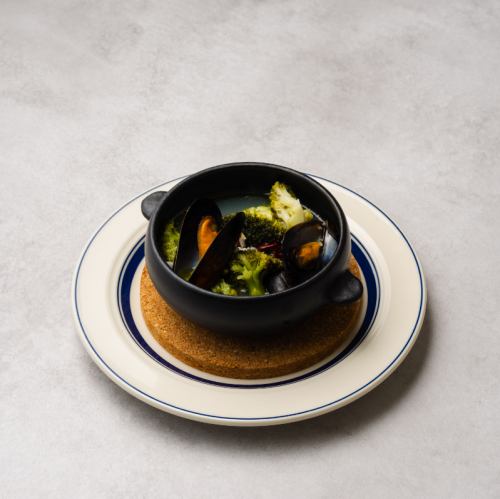 ムール貝とブロッコリーの白ワイン蒸し