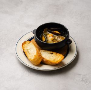 たっぷり魚介のアヒージョ