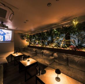 Our comfortable sofa seating for four is a popular choice for girls' nights out and birthday parties! You won't get tired even after spending a long time here, allowing you to enjoy conversation and meals at your leisure. The relaxed atmosphere makes it a comfortable space where photos and conversations naturally flow!