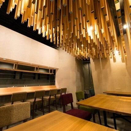 少人数での利用におすすめなカウンター席や落ち着くテーブル席をご用意。友人やカップル利用にも快適な雰囲気で、贅沢な時間を過ごせます。スペースはコンパクトながらも洗練され、木の温もりが心を和ませます◎スタッフの心地よい対応も加わり、特別感ある席として人気を集めています♪一人飲みにも居心地よい空間です。