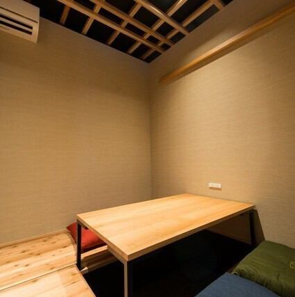 店内は和と洋を融合させた上品なデザインで、温かい照明と木の質感が調和するモダンスタイル。最寄り駅から近くアクセス抜群で、仕事帰りやデート、宴会にも幅広く対応できる立地が魅力◎さらに、ソムリエによるワインサービスや旬食材を活かした特別料理で、訪れるたび新しい感動を楽しめるお店です。