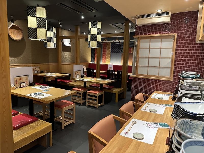 お一人でも、語り合いたいときにも♪デート利用も、居心地のいいカウンター席をご用意しています☆木の温もりがあるおしゃれな空間で、素敵なひとときをお過ごしいただけます。