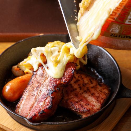 当店イチオシ!「肉 × チーズ コース (プラス500円で赤シカゴピザに変更)」(2H飲放題付)