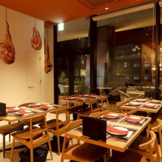 テーブルのお席は、レイアウト変更可能です！人数・お席などのご相談も承りますので、店舗までお問い合わせください！　※画像は系列店です。