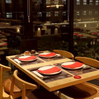 テーブルのお席は、レイアウト変更可能です！人数・お席などのご相談も承りますので、店舗までお問い合わせください！　※画像は系列店です。