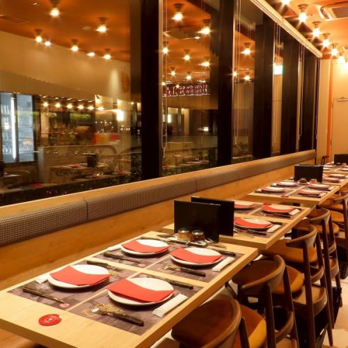 2名様～様々な人数でご利用可能な広々としたテーブル席をご用意しております。基本的には4人掛けのお席ですが、お席の移動も場合によっては可能です。お気軽にご相談ください♪　※画像は系列店です。