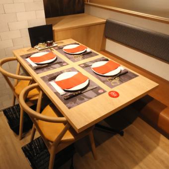 テーブルのお席は、レイアウト変更可能です！人数・お席などのご相談も承りますので、店舗までお問い合わせください！