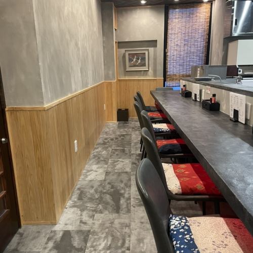 We have counter seats available for a quick drink after work, a date, or entertaining guests.This is a recommended seat not only for one person but also for a special meal with friends or family.