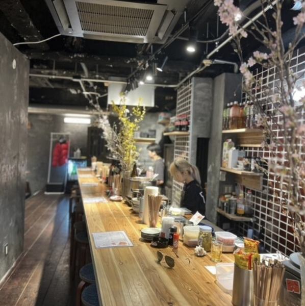 ≪大人数での宴会もお任せを◎≫天神南駅より徒歩約3分◆大人数でのご宴会やお仕事帰りの一杯、デート利用も大歓迎ですのでお気軽にご予約ください♪お洒落な白基調の明るい店内で絶品料理とお酒の余韻にゆったりと浸り、非日常な時間を優雅にお愉しみいただけます◎皆様のご来店心よりお待ちしております♪