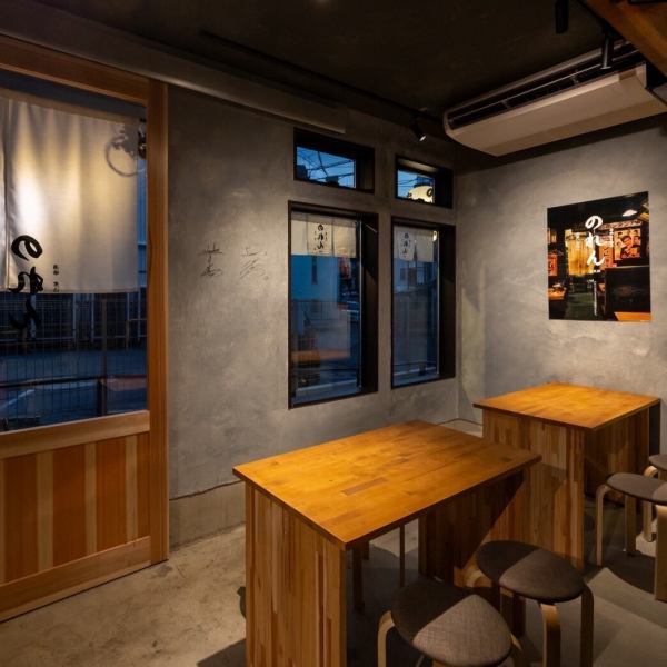 ≪ゆったりとくつろげる広々空間☆≫4名様テーブル席×5卓◆飲み放題付きの宴会・パーティー向けコースもご用意しておりますのでお誕生日・記念日・ハレの日も、女子会・ご家族・接待・お食事会・ご宴会など、様々なシーンでご利用いただけます。和牛と串焼き　裏天神のれんにて、皆様のご来店を心よりお待ちしております。