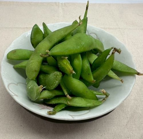 Salt-boiled green soybeans