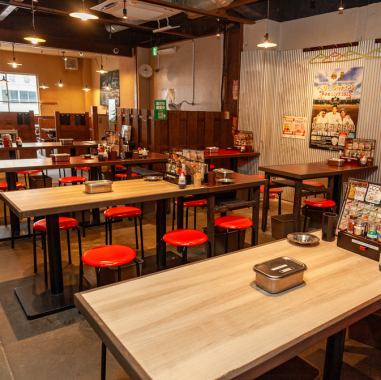 当店は3F/4F合わせると《最大93名様》まで入るのでお店まるまる貸し切り可能もです！大宴会の場所にお困りの幹事様、ぜひ当店にご相談くださいっ◎なんば駅からアクセス抜群の当店で心ゆくまで気のおけない仲間との宴会をお楽しみ下さい！※前日までに連絡必須