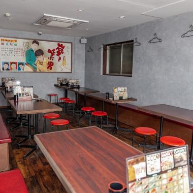 こちらの空間は仕切りがあり最大38名様まで貸切可能！2名席と4名席があり、お席は繋げることも可能なので8名様～の大人数にも最適◎中宴会・大宴会ご相談ください！壁際は道頓堀リバービューで、ミナミ感を存分に味わえます♪