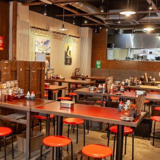 レトロな雰囲気漂うテーブル席は、2名席・4名席・6名席をご用意しております！レイアウト可能なので少人数から大人数までOK★普段使いの飲み会・デート・合コンから会社の宴会やサークルの打ち上げなど、様々なシーンにご利用頂けます！もちろんお一人様でもお気軽に立ち寄ってください！