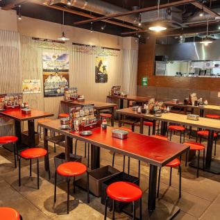 こちらのフロアは最大30～34名様まで貸切可能。会社のご宴会や同窓会、グループでの飲み会などにぴったり★人数のご相談やレイアウト調整もできる限り対応いたしますので、「こんな使い方がしたい！」というご希望があればぜひ気軽にお知らせください。みんなでワイワイ楽しめる、一体感のある空間です。