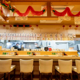 【おひとりさま大歓迎！】少人数でも気軽にご来店いただけるカウンター席をご用意しております！仕事終わりのサクのみにも最適です◎