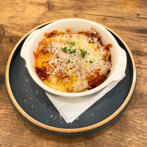 쇠고기 줄무늬와 치즈가 듬뿍 들어간 토마토 조림