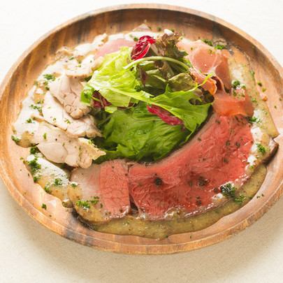 [Recommended piglet special meat salad] 1580 yen (excluding tax)