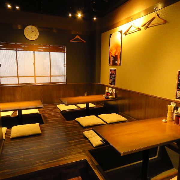 ◆掘りごたつでゆったり楽しく◆2階席奥は掘りごたつのお席をご用意しております。靴を脱いで一日の疲れをとって寛ぎながらワイワイ楽しくご宴会はいかがでしょうか？掘りごたつ席だけで14名様までご利用できますので、女子会や忘年会をはじめ会社宴会にももってこいのお席となっております♪