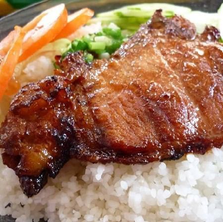 Comsun (grilled pork topped with rice, using Vietnamese rice)