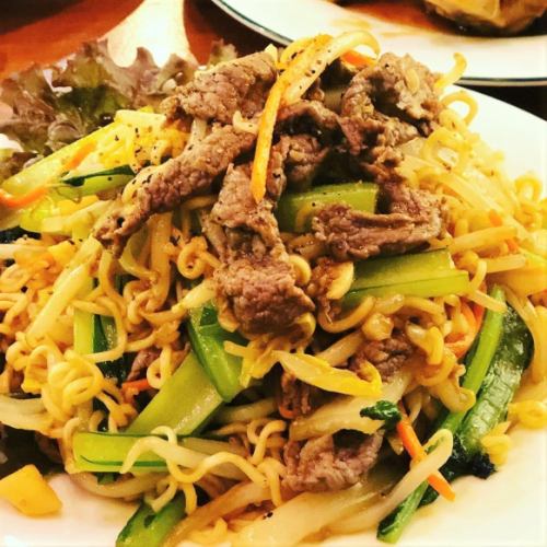 Mi Sao (Instant noodle fried noodles with beef)