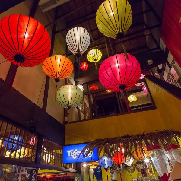 《おしゃれな店内♪》大正時代の古民家をリノベーション。200個近くのホイアンのランタンが灯る幻想的な店内◆店内に一歩足を踏み入れると世界遺産のホイアン町家にプチトリップした気分が楽しめます♪広々としたフロアは仕切りを使えば半個室空間としても利用OK♪お一人様から団体様まで様々なシーンでご利用ください◎