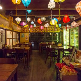 There are seven tables for four people on the first floor. Recommended for parties and girls' nights.
