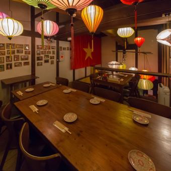 The first floor can be used as a semi-private room for groups of 10 to 20 people if you use a partition. The second floor can also be rented out as a private room for groups of 8 or more people. Please feel free to contact us.