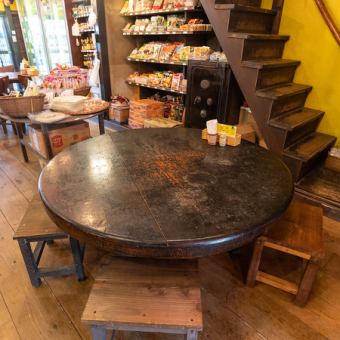 We also have a round table seat that can be used by 8 people, which is perfect for large groups ♪
