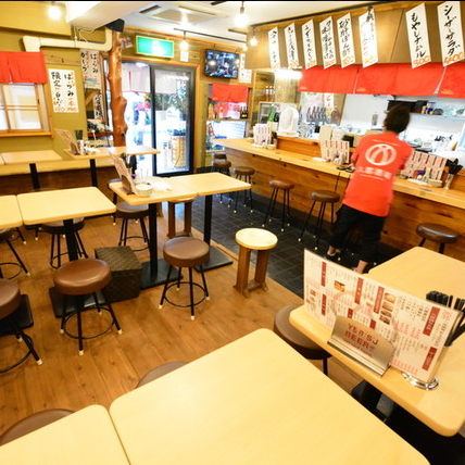 【駅近！立ち寄りやすい雰囲気◎】駅からも徒歩6分ほどで、ちょっとした休憩時間や仕事後にサクッとご飯を食べたい時に立ち寄りやすい雰囲気！1名様からお気軽にご利用いただけます。リーズナブルにお酒もお食事も楽しめ、お腹を満たすことができます◎