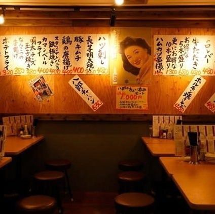 【桌席（可容纳2～6人）】适合各种场合！它不仅可用于2人或4人的小型团体聚会，还可以将桌子连在一起，用于中型到大型团体的宴会。时尚的木质酒吧空间非常适合女孩们的夜间聚会。它最多可容纳 40 人，因此我们期待您的团体使用它来举办公司宴会、启动派对和发布会！