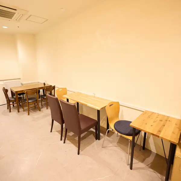 フードコートでは珍しく、落ち着いた店内でゆっくりとお食事をお楽しみいただけます。様々なジャンルの料理をご用意しており、ご家族やご友人とのお食事、お買い物の合間のひとときにもおすすめです。
