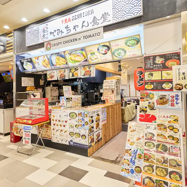 イズミヤの中のフードコートに位置し、明るく開放的な雰囲気が魅力。家族連れやお子様連れでも安心して利用できます。駐車場を備えアクセスも便利で、気軽に立ち寄れるカジュアルな空間として親しまれています。開放感のある雰囲気で、短時間の食事からゆったり過ごす時間まで幅広く利用しやすい環境です。