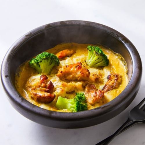 Charcoal-grilled chicken and broccoli curry doria