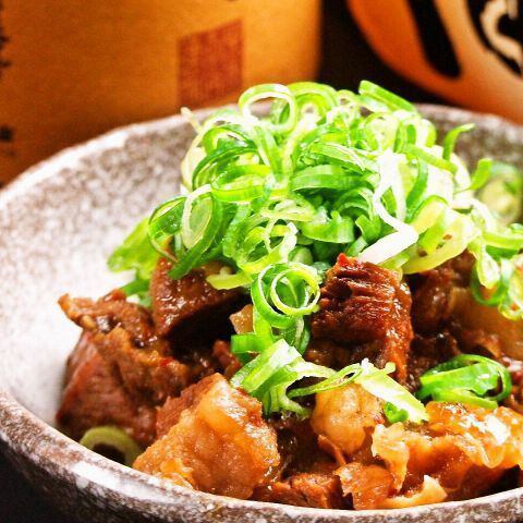 もつ鍋940円（税込）～。牛すじ煮込み570円（税込）