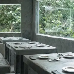 大きな窓際に配置された4名テーブルは、都会の喧騒を忘れさせる静かなリラックス空間。自然光と緑に包まれたロケーションが、まるで海外レストランのような特別感を演出します。落ち着いた空気の中でメキシカン料理やドリンクをゆっくり楽しめるため、デートや記念日にも最適です。