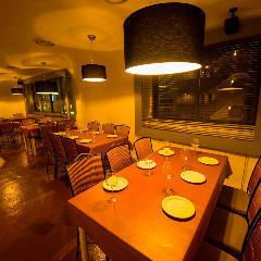 溝の口駅からほど近い場所に佇む、落ち着いた雰囲気の居酒屋です。店内は木の温もりに包まれ、日常の喧騒を忘れさせてくれます。最大8名様までの半個室や、最大30名様までのフロア貸切も可能。大人数の宴会や記念日にも最適です。当店自慢の新鮮な鮮魚と日本酒を味わいながら、心ゆくまでゆったりとお寛ぎください。