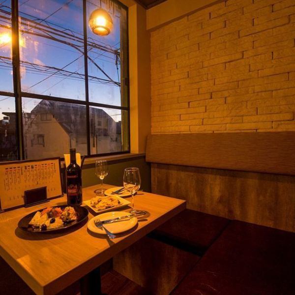 お洒落な内装と間接照明が心地よい雰囲気は、初めての方でもリラックスできる空間です。テーブル席はデートやご友人との食事に人気で、ディナータイムはムーディーな雰囲気。2階には半個室も完備し、プライベートな時間を大切にしたいお客様にも最適です。創作和食は、接待やお祝いの席でも自信を持っておすすめできます。