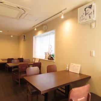 貸切も可能な店内は、開放感を感じられるレイアウトになっています♪広々とした空間には余裕を持った座席配置が施され、複数名様でもスムーズな動線を確保しました。また、全体の調和を崩さない照明で心地よい明るさを演出し、落ち着きながら会話が楽しめる雰囲気を提供します。快適な宴会を求める方にぴったりの環境です！