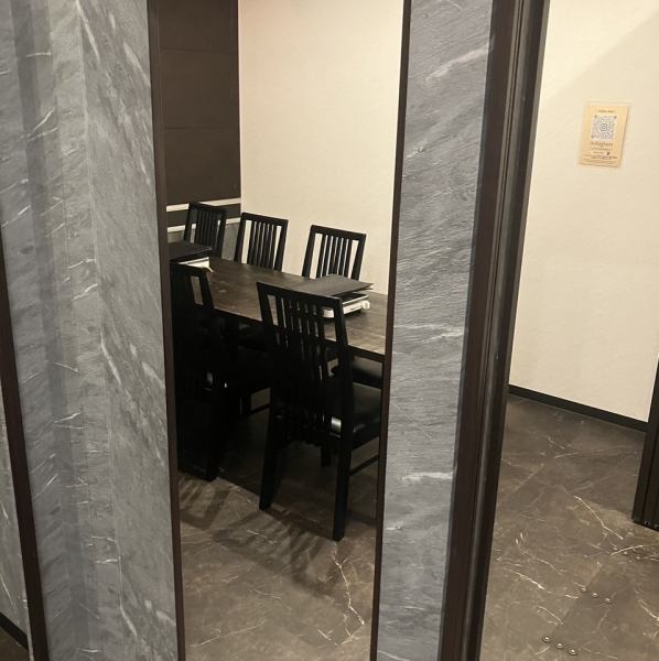 【プライベートな大人の時間にぴったりな個室席♪】個室席は6名様掛けを3部屋と10名様掛けを2部屋ご用意しております。会社宴会の他、同僚やご友人同士、ご家族様での記念日など、様々なシーンでお使いいただけます。豊富なコースメニューも併せてご利用ください☆