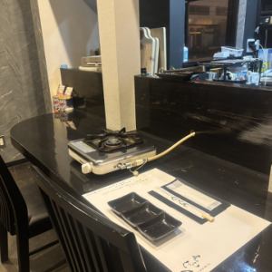 デートやご夫婦でのお食事に☆ゆったりとくつろげるカウンター席もご用意しております。調理の様子を眺めながら、お食事を楽しんでいただけます。是非ご利用ください。