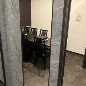当店では、10名様掛けの個室を2部屋ご用意しております！完全プライベートな空間で、中規模の宴会に最適なお席です。ゆったりくつろぎながらお楽しみくださいませ。