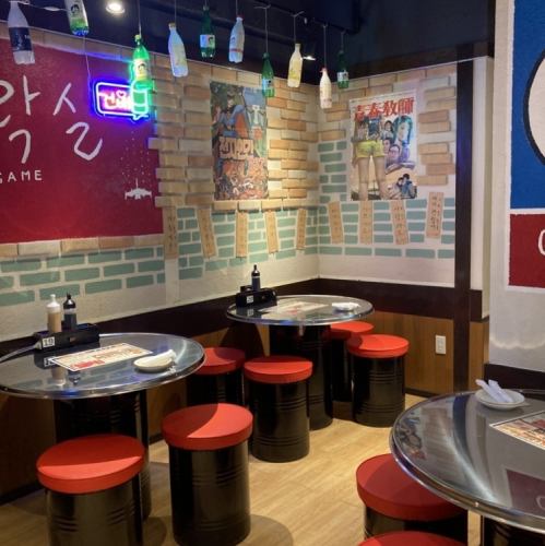<p>【◇まるで韓国現地！◇】当店は、韓国の市場にある大衆酒場そのままで、まるで韓国現地にいるような雰囲気！店内ではK-POPが流れ、古い韓国のポスターやスチール製の丸テーブルなど韓国本場仕込みの店内装飾、さらにはスタッフの中にも韓国人がいるので、身近に韓国文化を経験でき、まるで韓国旅行に来た気分です♪</p>