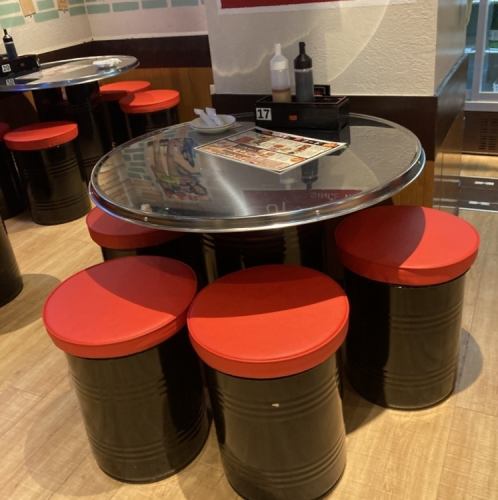 韓国酒場を思わせるテーブル席を、全90席ご用意しております。1名様からご利用可能で、隣同士接続可能なお席が多数揃っているので、少人数～大人数様まで使いやすいです！